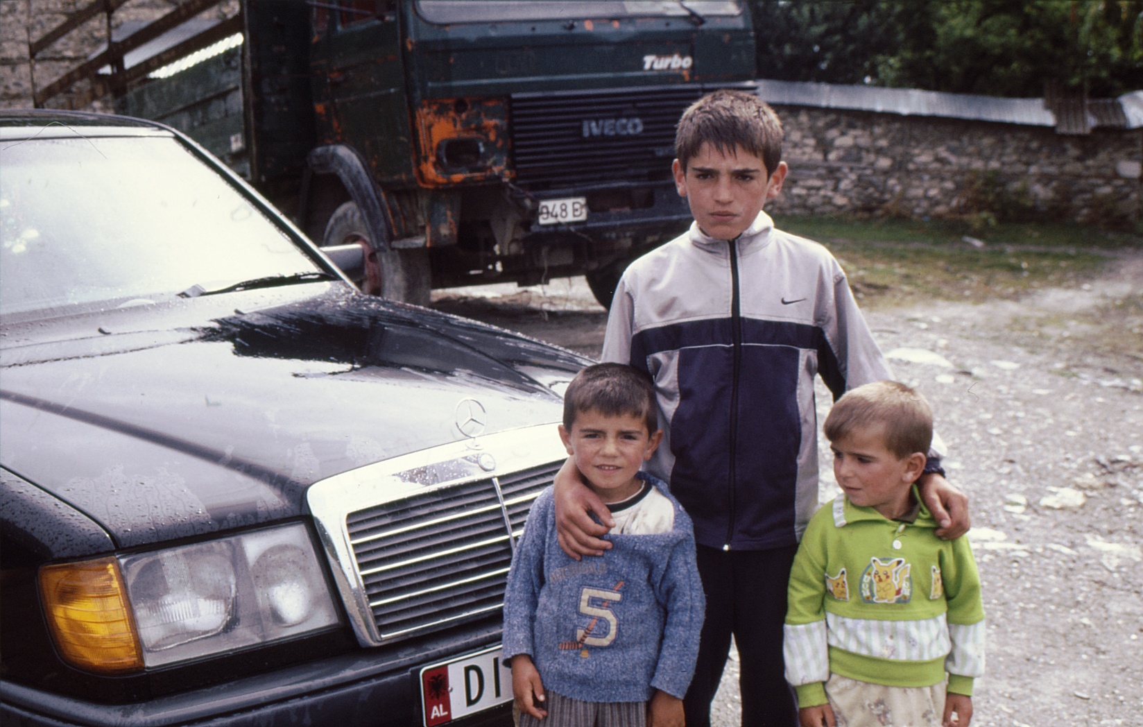 děti u mercedesu